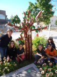 grupo de alunas com a árvore, no nosso jardim.JPG